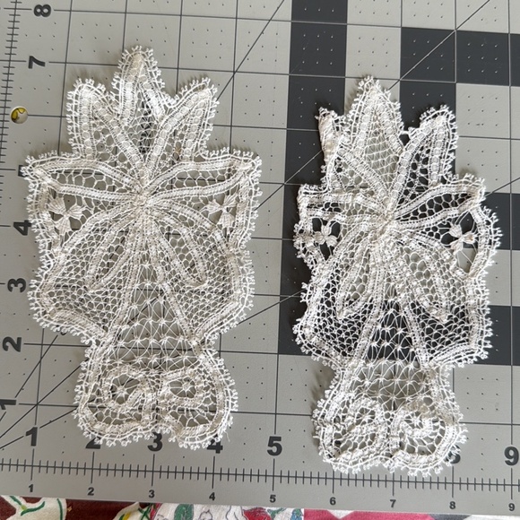 Pair of Vintage White Lace Appliqués | Floral Scrollwork Needle Lace Trim | MCM - Picture 12 of 14